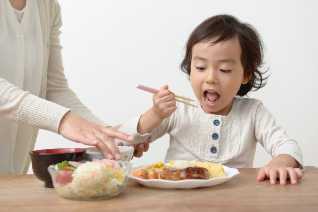 食事をする子供